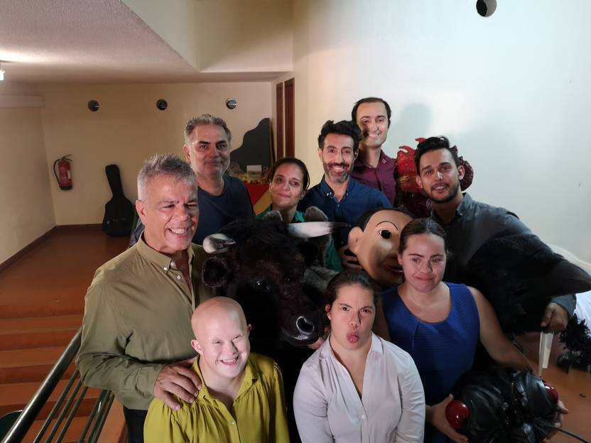 Foto GDD - Henrique Amoedo e elenco dos "Bichos".